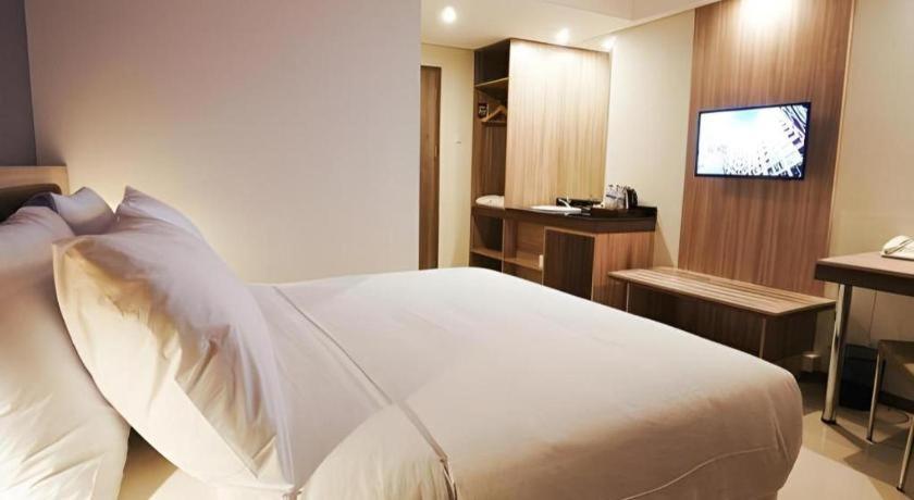 My Tower Hotel Surabaya Buitenkant foto